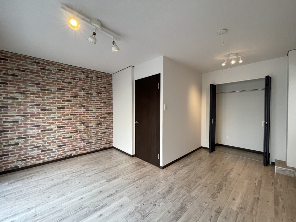 Bedroom south side (with balcony)