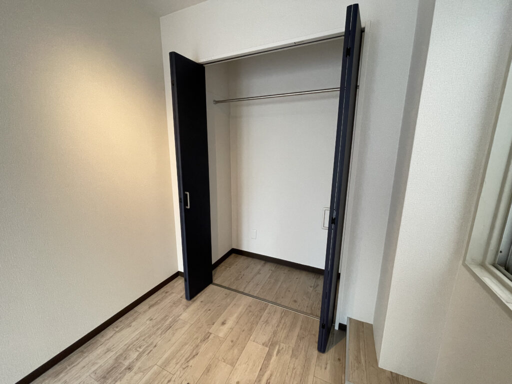 Bedroom south side - closet