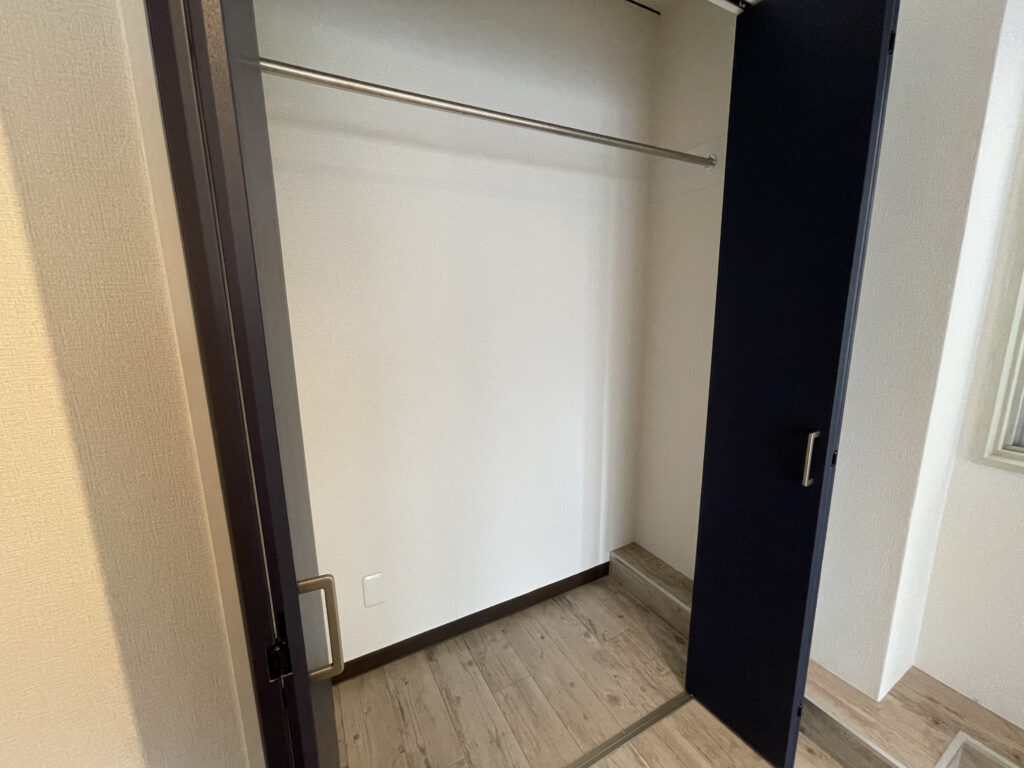 Bedroom south side - closet