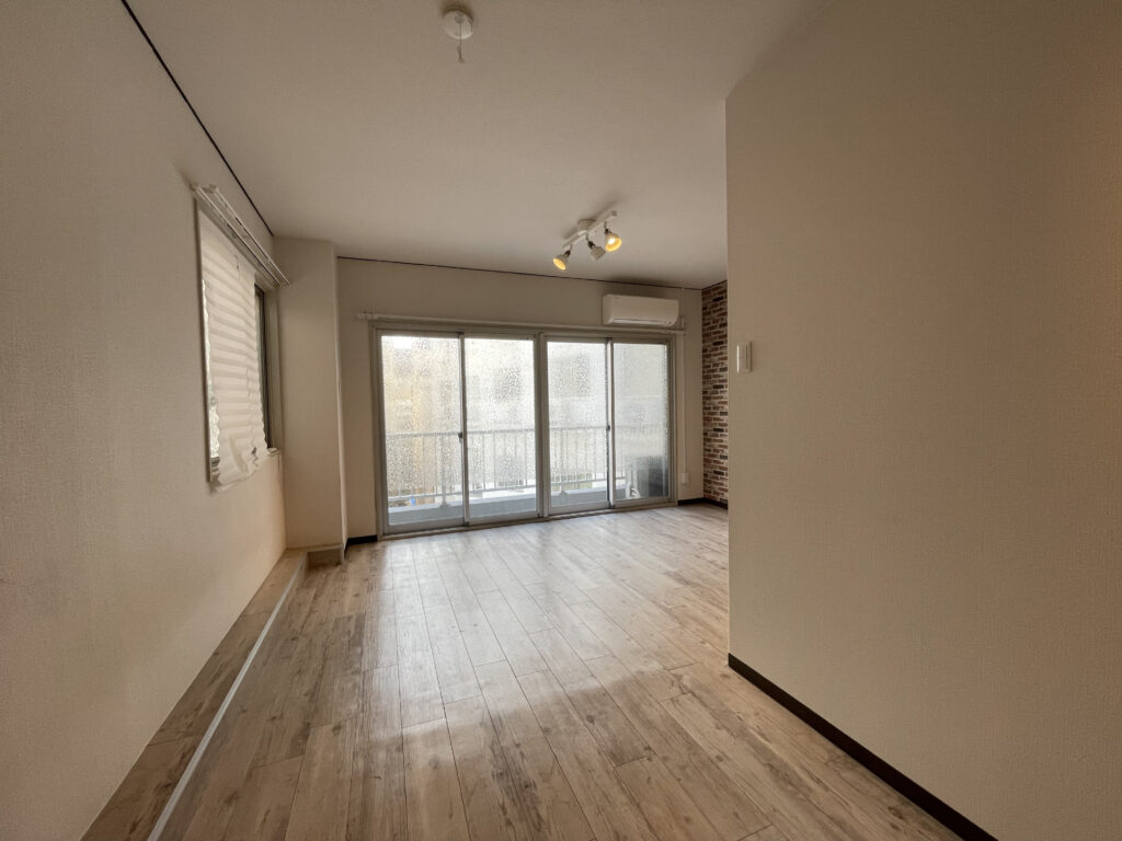 Bedroom south side (with balcony)