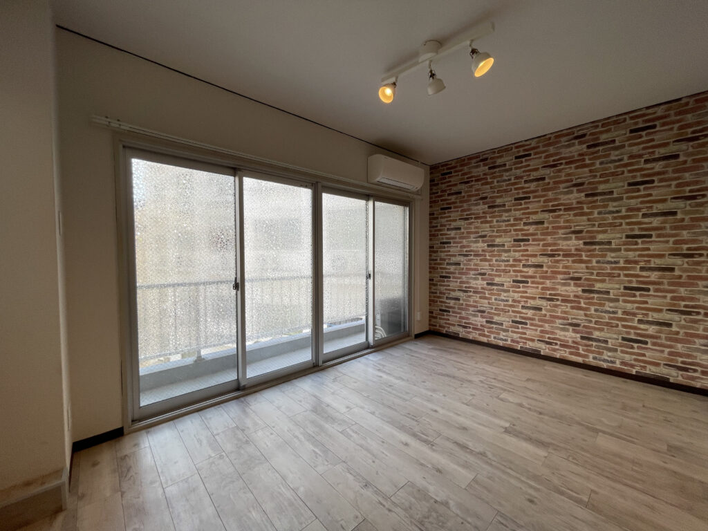 Bedroom south side (with balcony)