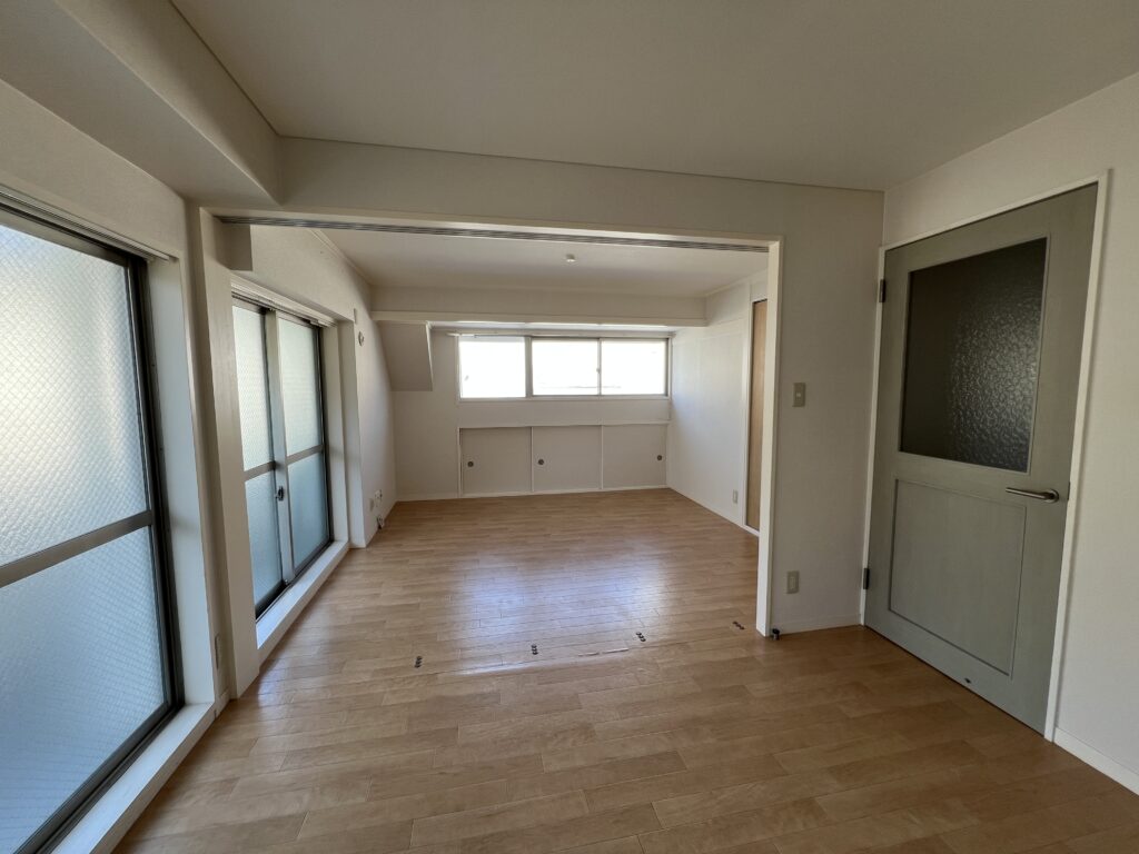 DK + Room (14.5sqm) along the balcony