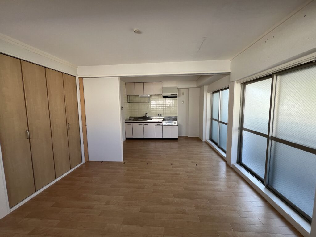 DK + Room (14.5sqm) along the balcony