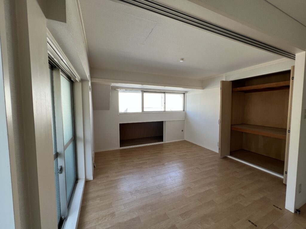 DK + Room (14.5sqm) along the balcony