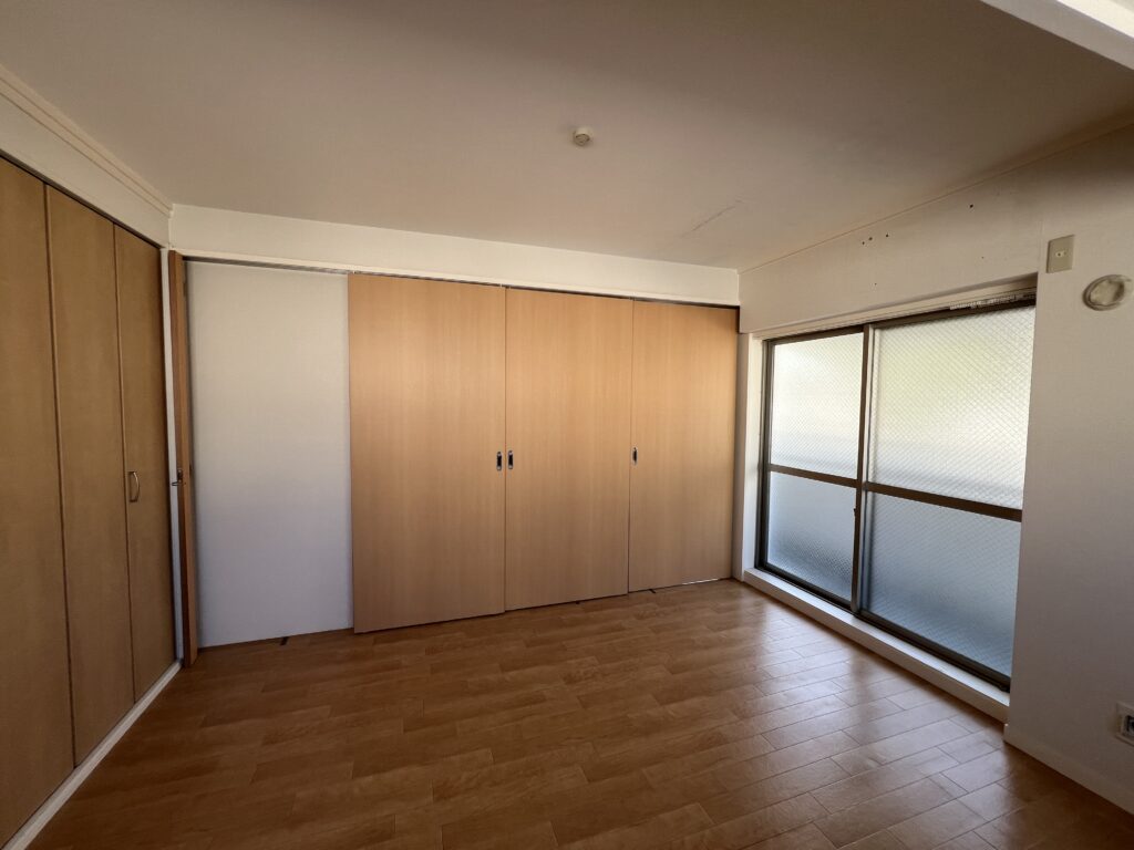 Sliding doors between DK and Room