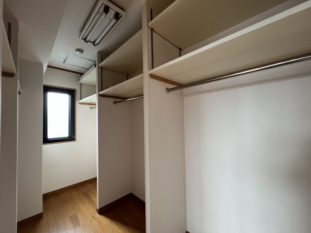 Bedroom walk-in-closet