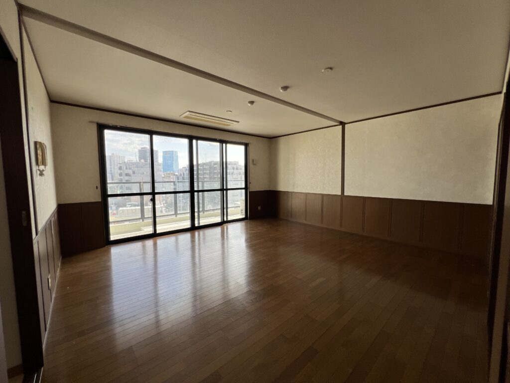 Bedroom 25.5 sqm connected to the larger toilet