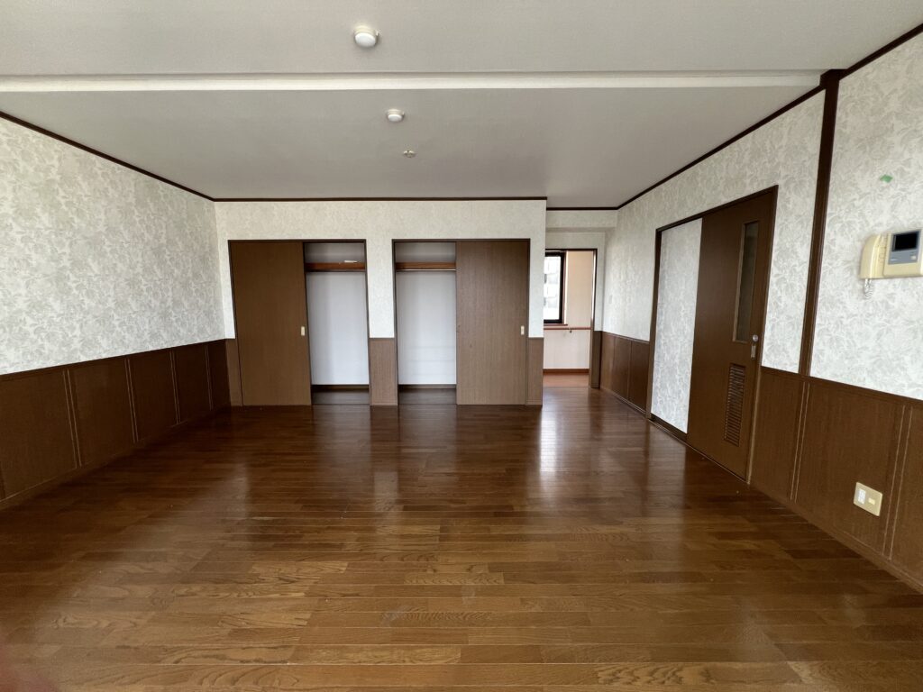 Bedroom 25.5 sqm connected to the larger toilet